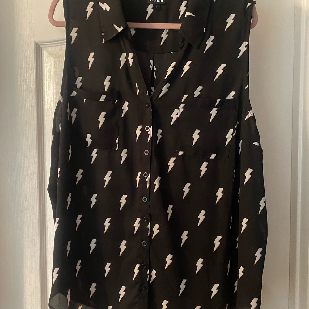 Torrid Georgette Lightning Bolt Top Size 3 NWOT